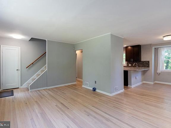 4th image of 3021 Woodlawn Ave