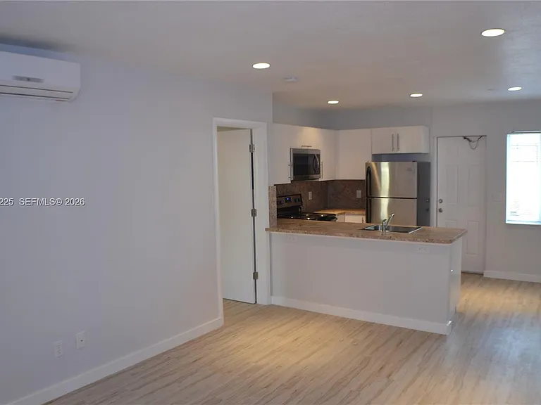 718 SE 13th St #4 — Photo 4
