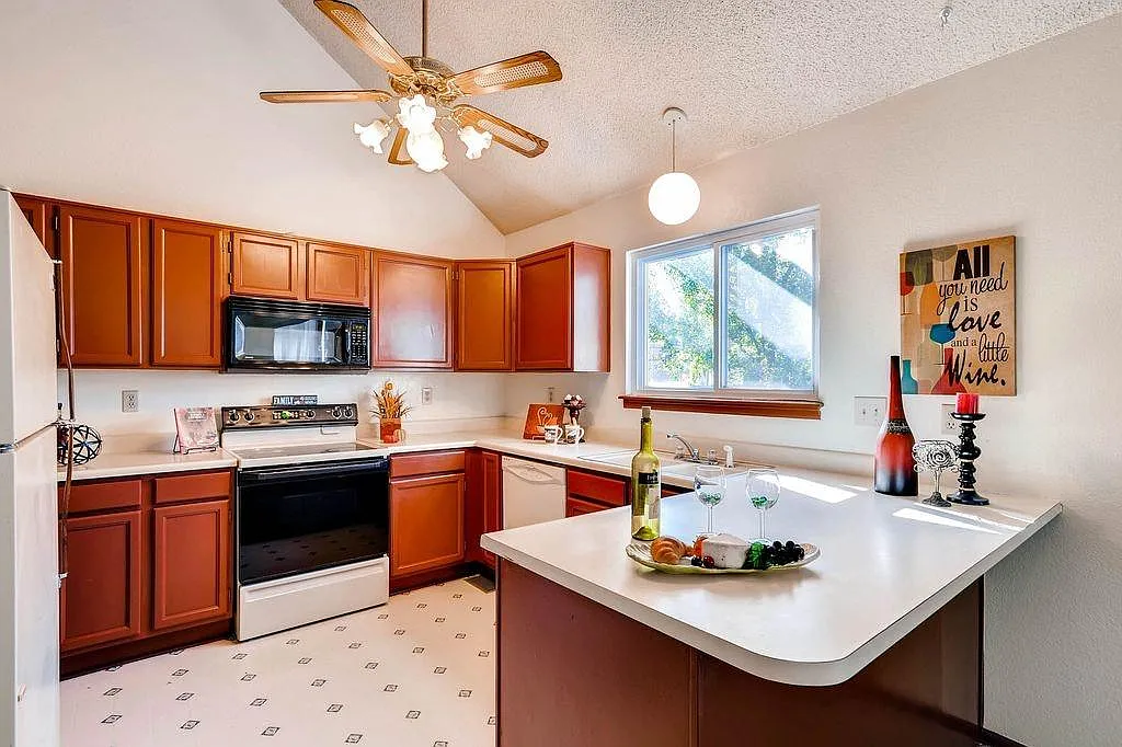 12667 Green Circle — Photo 4