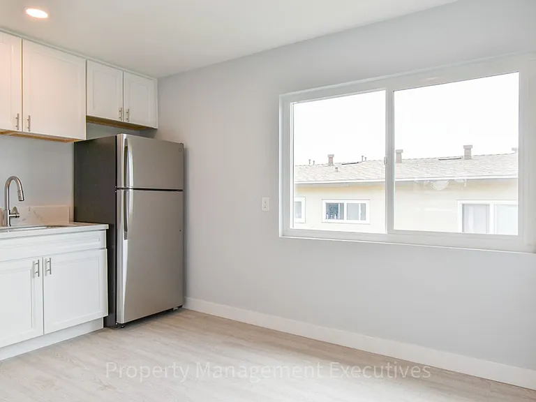 Remodeled 2 Bedroom, 1 Bath Apartment — Photo 5