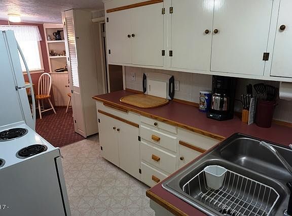 2nd image of 2110 NE 28th St