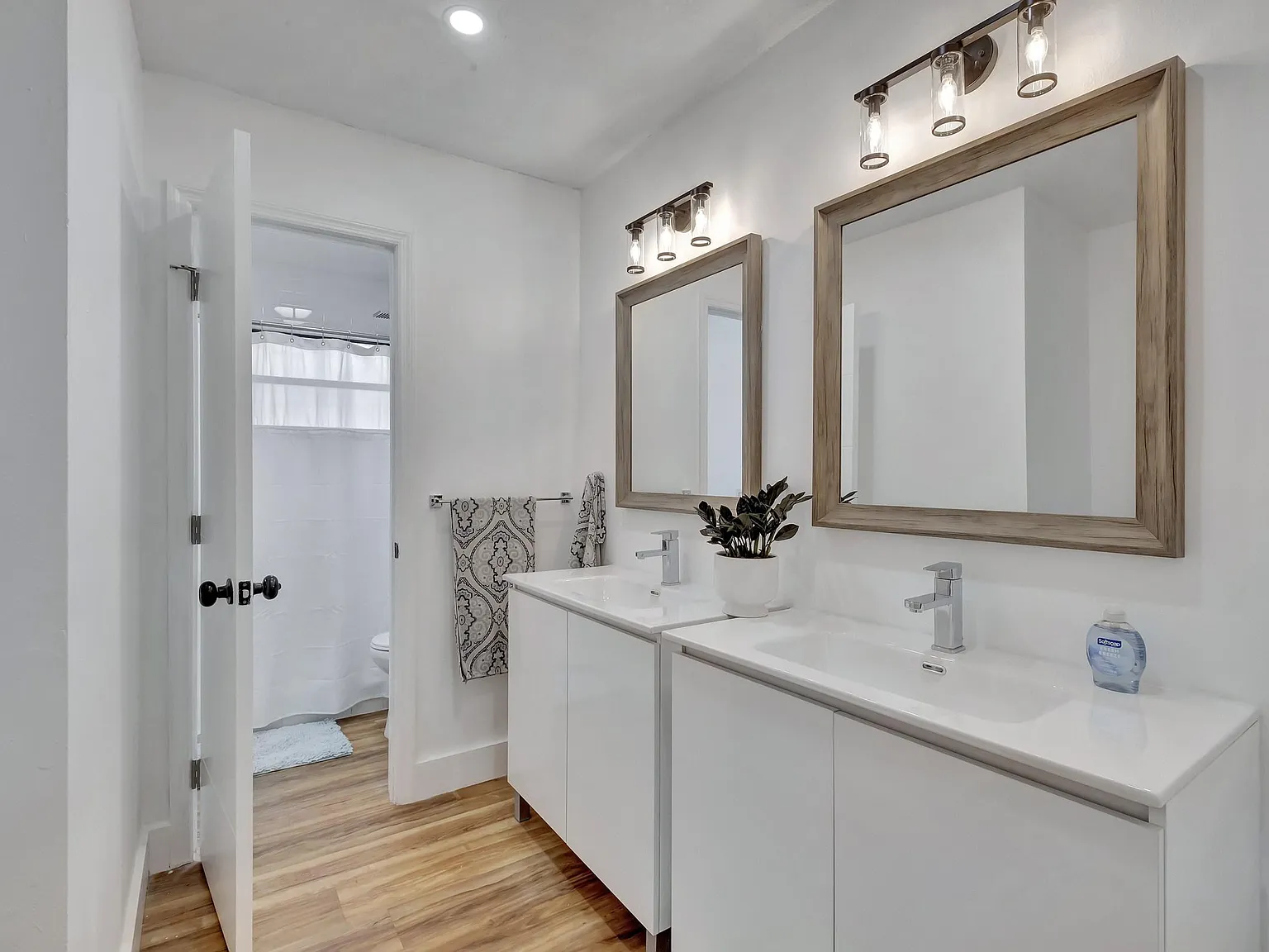 4 bed, 3.0 bath, 2340 sqft, $1,325 — Photo 4