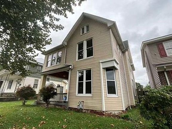 4th image of 611 Railroad St
