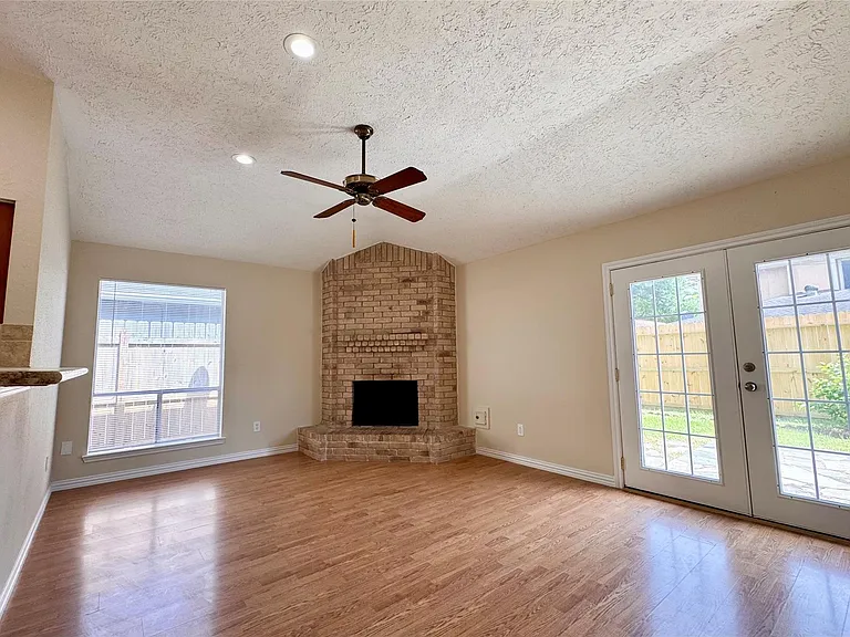 11746 Plumbrook Dr — Photo 8