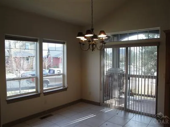 2828 NE Rainier Dr, Bend, OR 97701