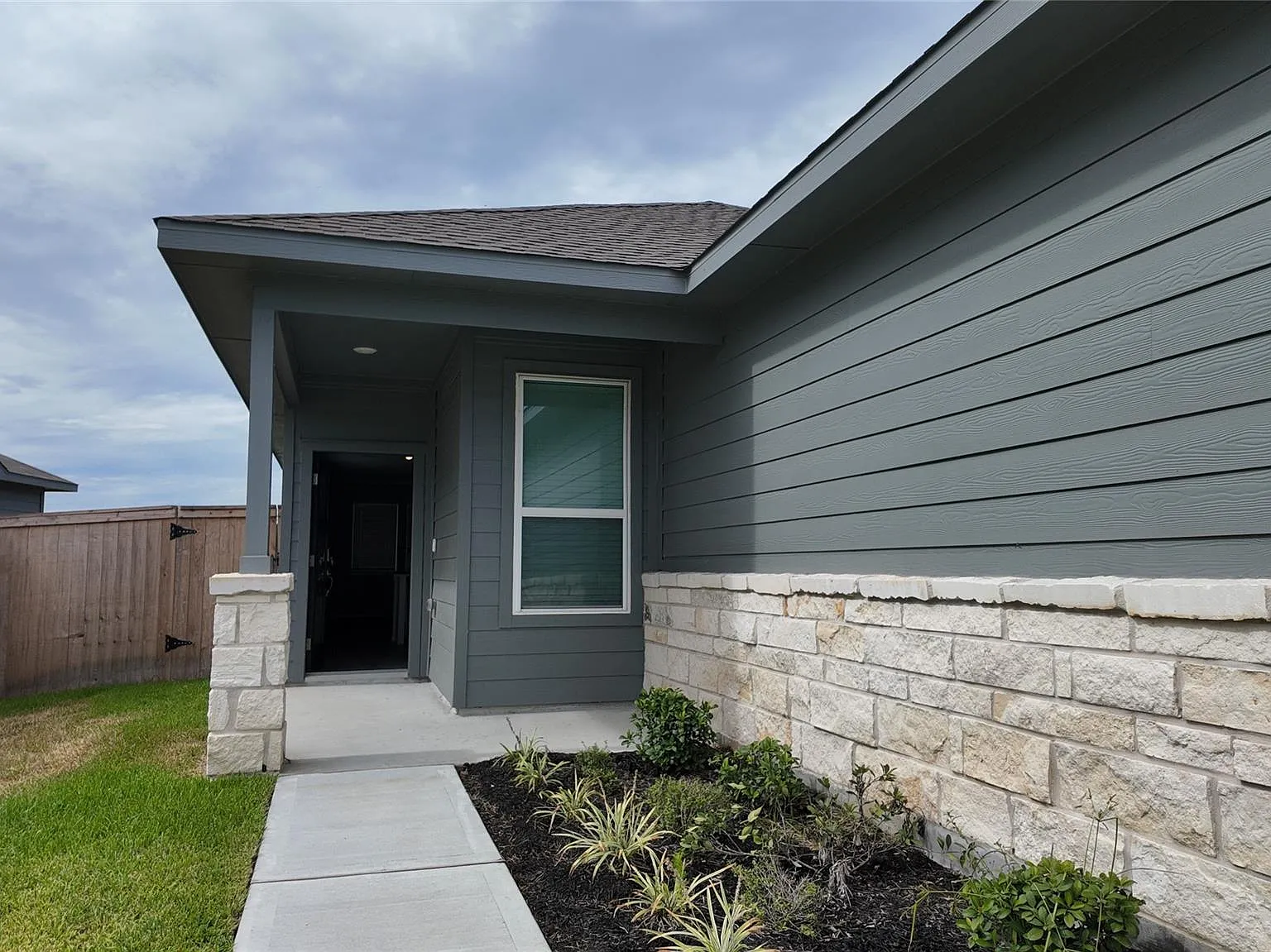 3 bed, 2.0 bath, 1426 sqft, $2,000 — Photo 3