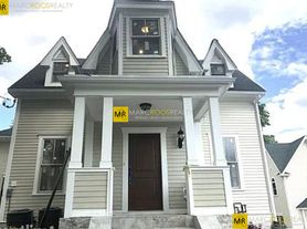 52 Rowe St, Auburndale, MA