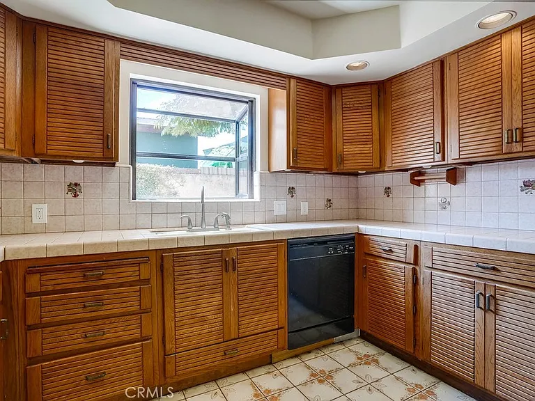 1307 Mackay Ln — Photo 17