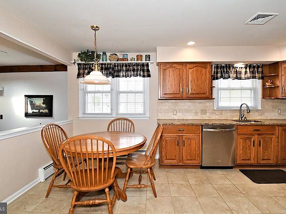4th image of 31 Farber Dr