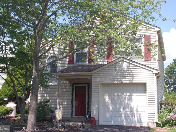 211 Village Green Ln, Telford, PA 18969