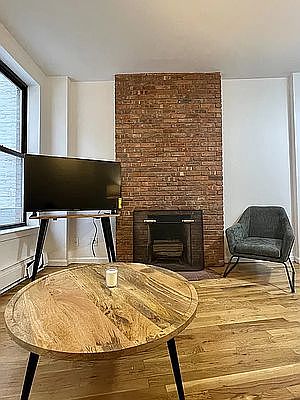 3rd image of 135 W 24th St #3B