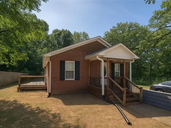 1702 E Martin Luther King Jr Dr, High Point, NC 27260