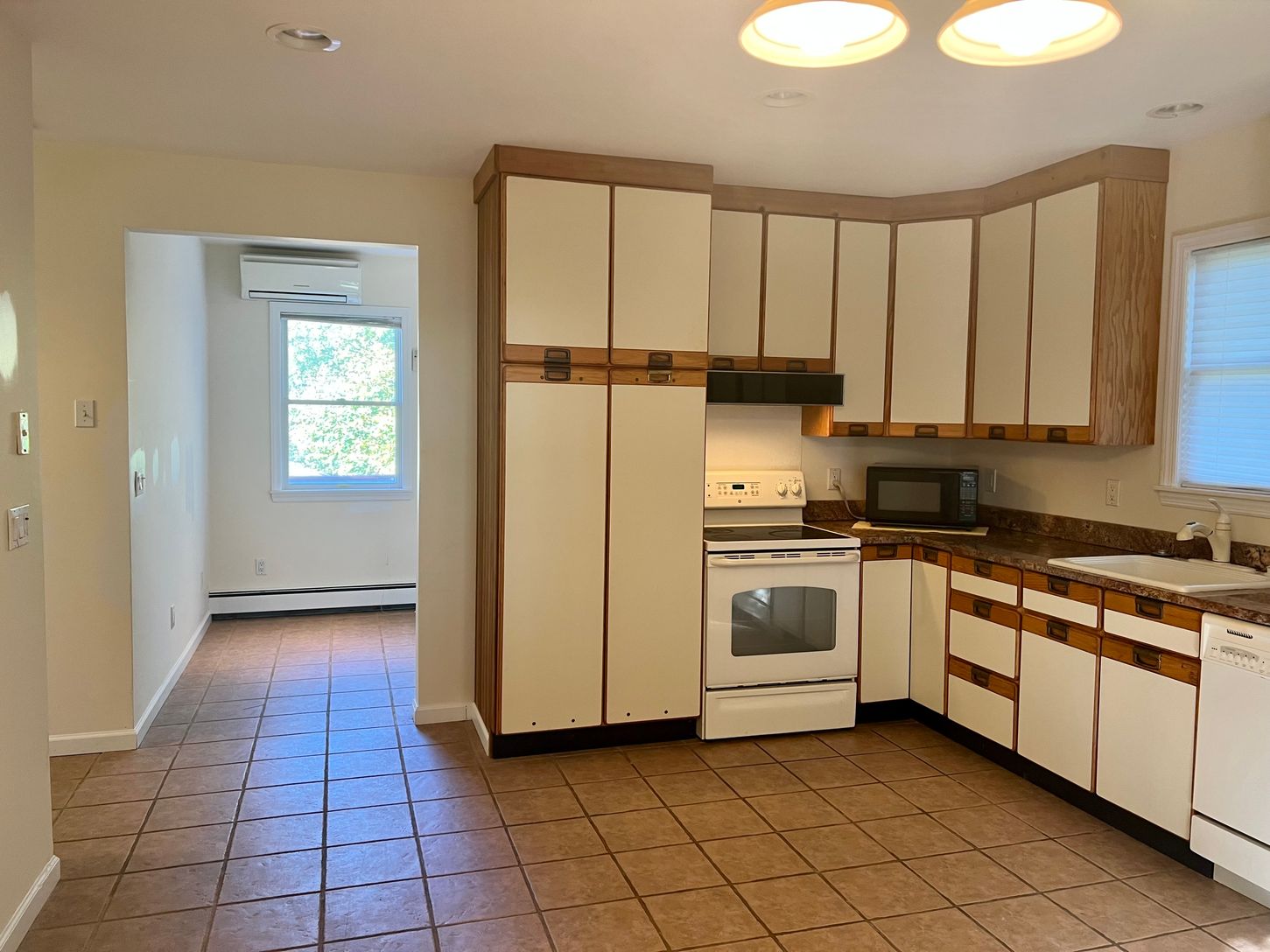  Large eat in kitchen with ample storage and pantry