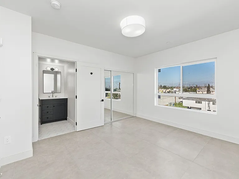 6025 Craner Ave — Photo 11