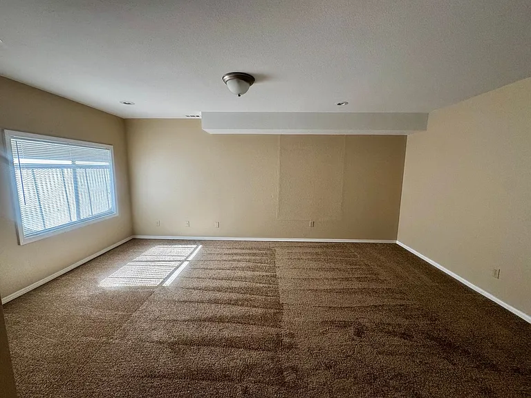 2429 E Monument St — Photo 12