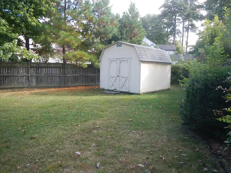 901 Brentmoor Ct — Photo 3