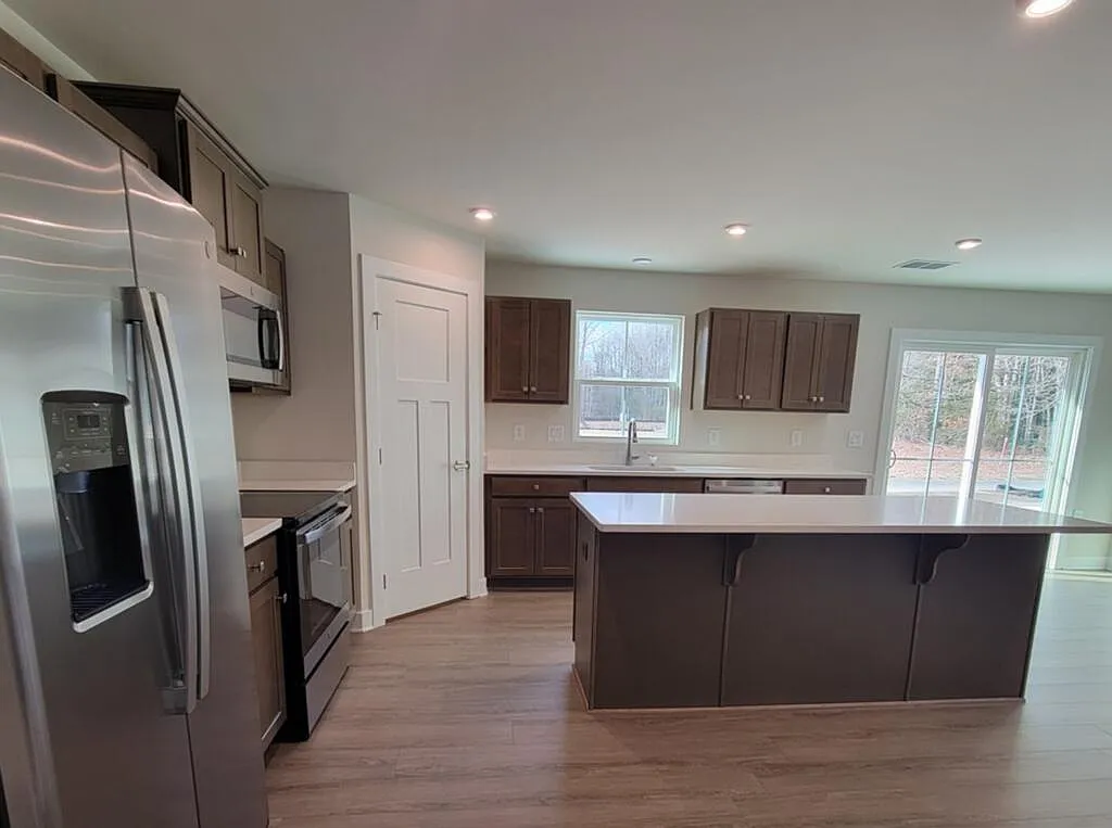 3 bed, 2.0 bath, 1723 sqft, $2,245 — Photo 3