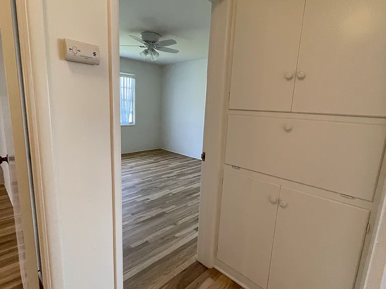 Hall w Linen storage