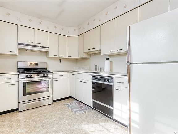 3rd image of 110 Yorkshire Dr