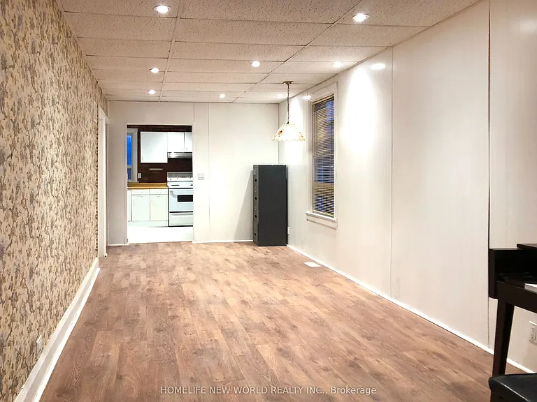 32 Pendeen Ave — Photo 3