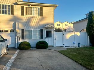 30 Ithaca St, Staten Island, NY 10306