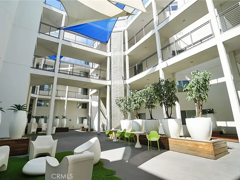 12837 Moorpark St #405 — Photo 30