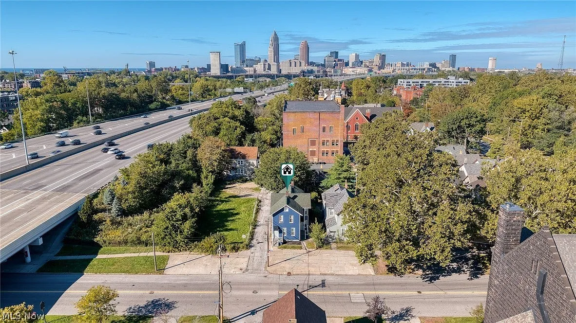 2 bed, 972 sqft, $1,600 — Photo 3