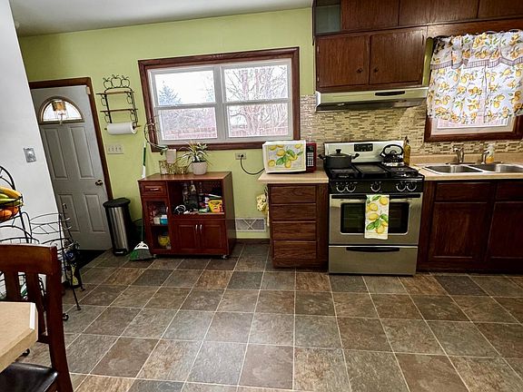 4th image of 1290 Belmont Ln E