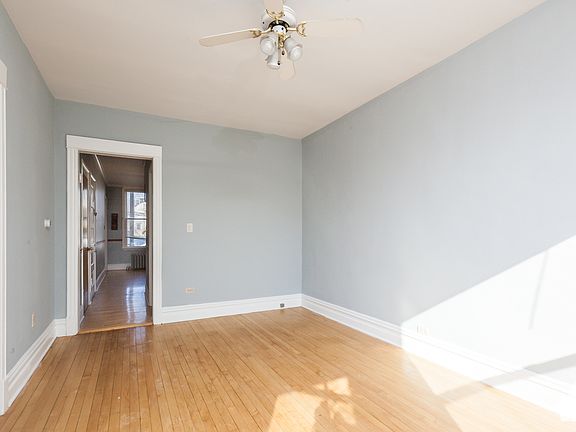 5th image of 2042 W Berteau Ave #1