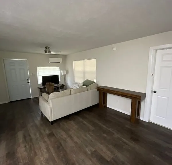 5607 SW 196th Ave — Photo 2