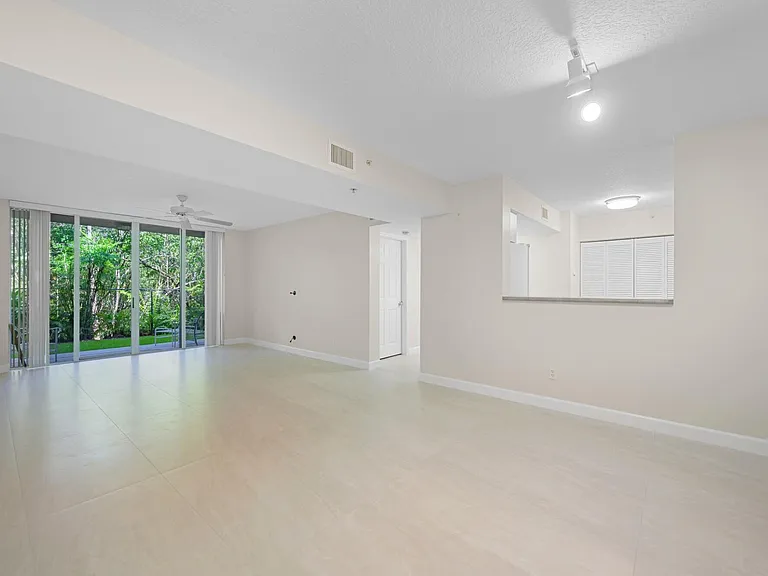 619 E Sheridan St #106 — Photo 8