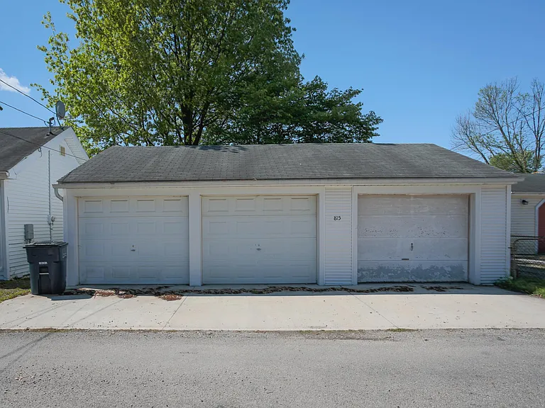815 E Chestnut St — Photo 32