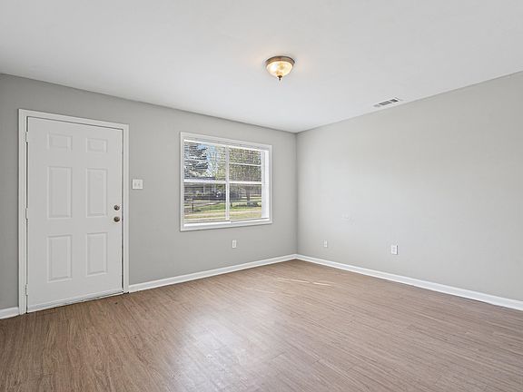 5th image of 496 Greenview Cv