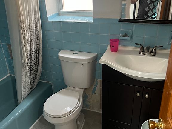 3rd image of 3237 Olinville Ave