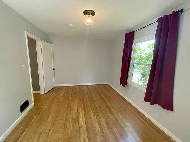 7015 N Greenwich Ave — Photo 8