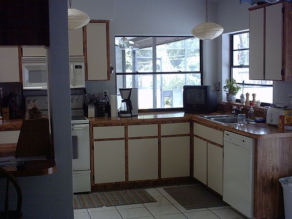 Another look at the kitchen.