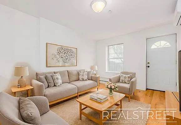 1st image of 527 Chauncey St