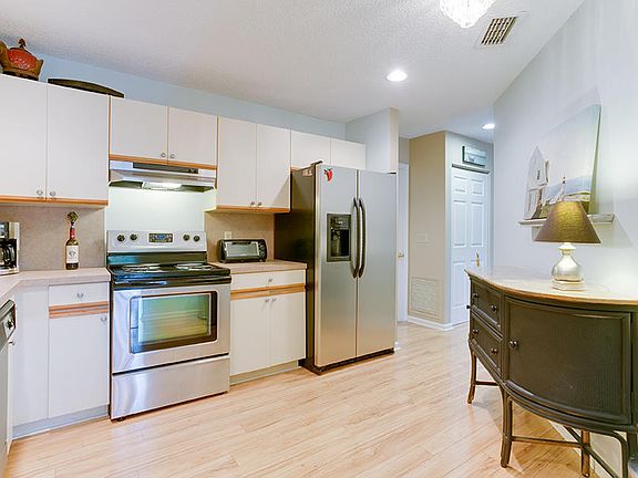 04_kitchen-2_21 Lexington Lane W #C