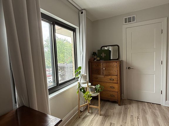 4th image of 205 Yoakum Pkwy Unit 306