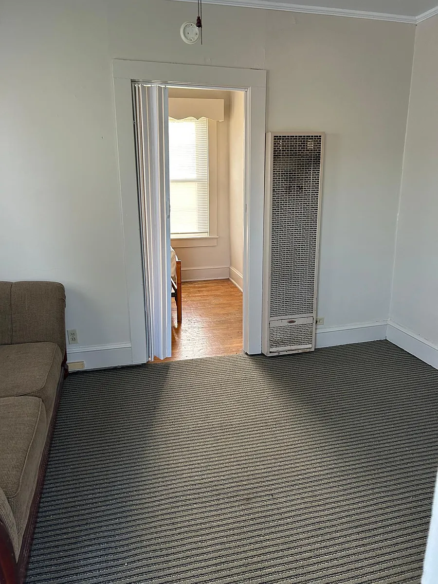 Building Photo - 106 Spring St #B