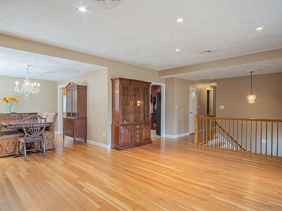 5th image of 19 Lone Pine Ln