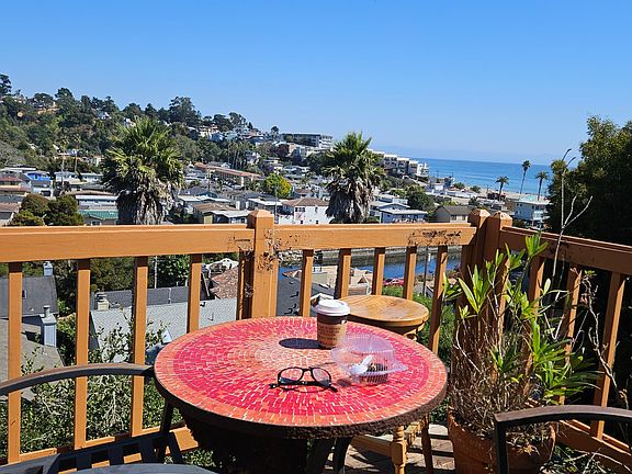 Breath taking views of Rio Del Mar / Sea Cliff State Beach. Just walking minutes away!