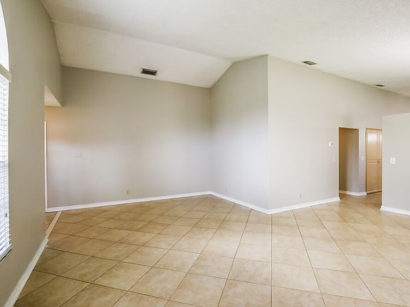 5th image of 563 NW 38th Ave