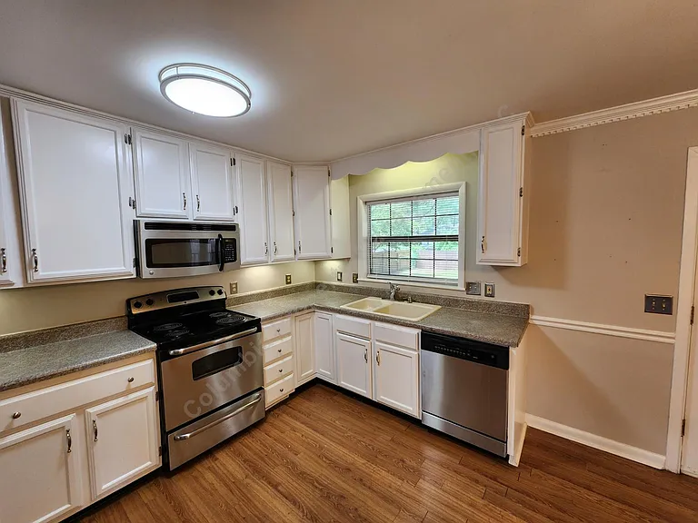 2751 Maple St — Photo 4