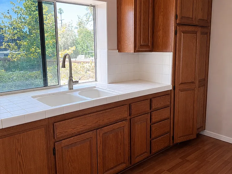 2438 Gramercy Ave — Photo 11