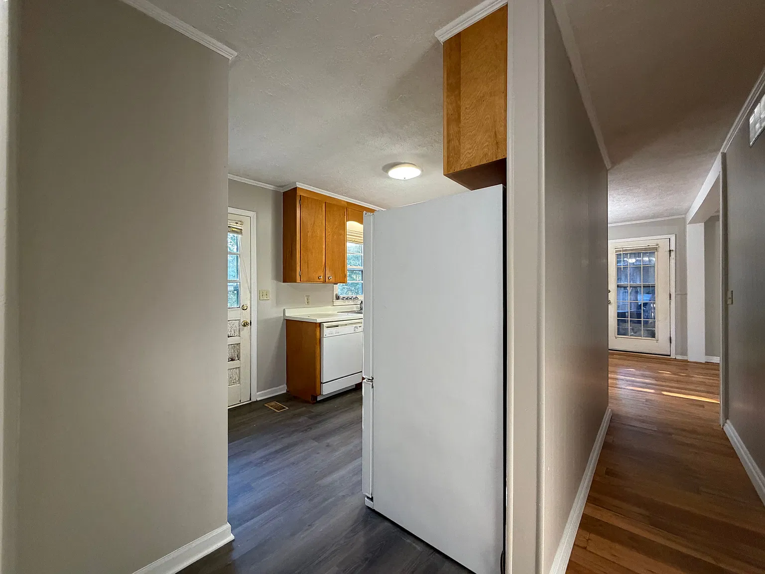 Spacious 2BR/2BA House Near Downtown Hartwell. New Flooring, Big Yard, Carport — Photo 4