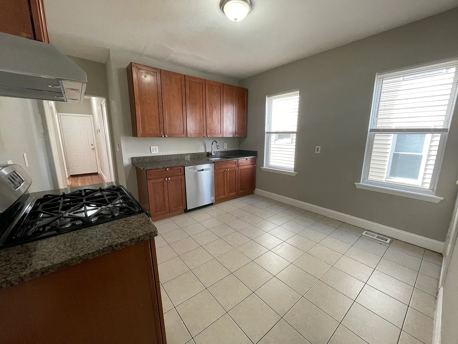 3 bed, 9999 sqft, $3,400 — Photo 2
