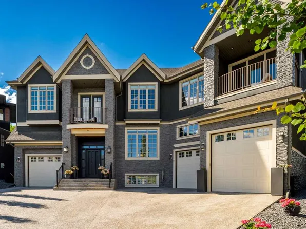 11 SE Elveden Pl SW, Calgary, AB T3H 0L1