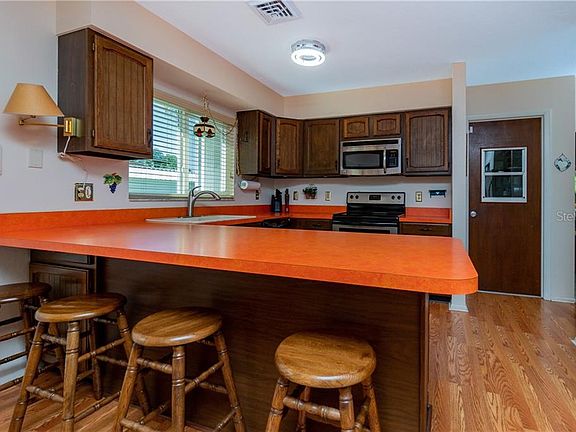 5th image of 220 Pineglen Ct