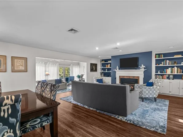 121 Belmont Dr, Portsmouth, RI 02871